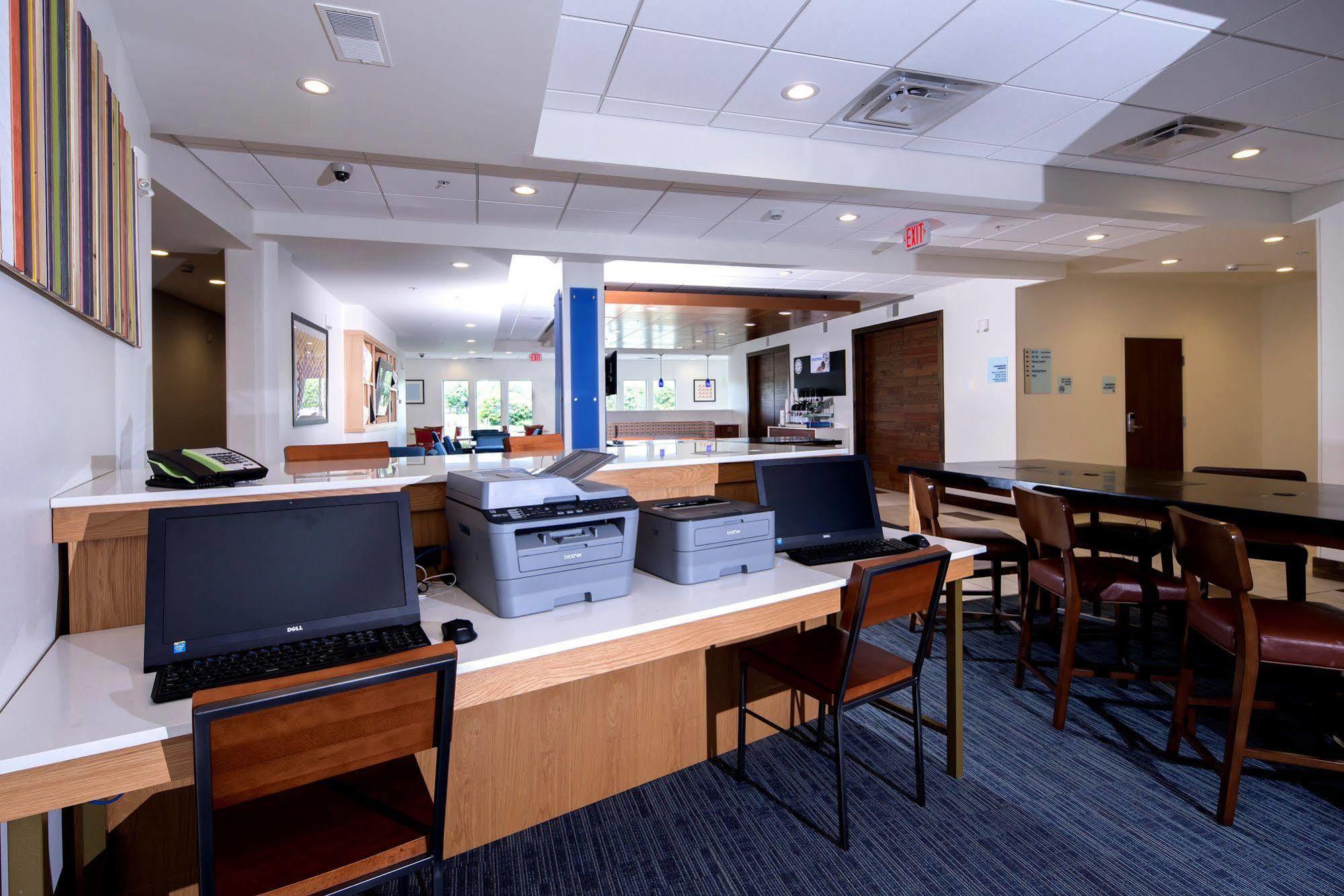 Holiday Inn Express & Suites - Portage By Ihg Exterior foto